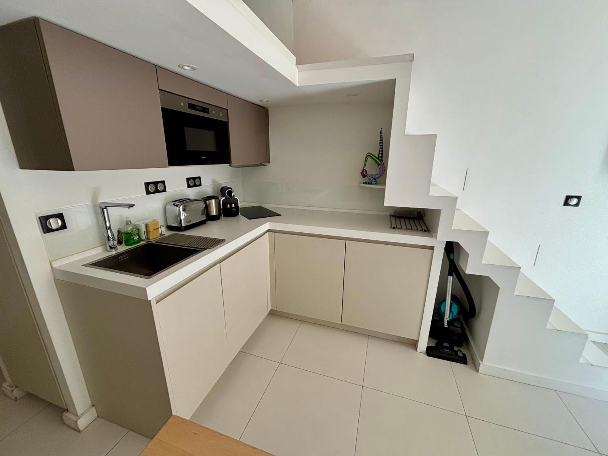 Apartment A Louer Au Coeur Du Carre Dor A Nice, Rue Dalpozzo A 150 Metres Des Plages
